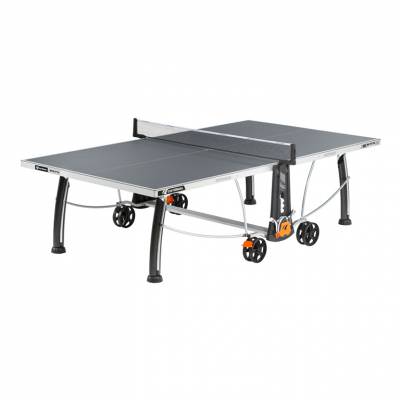 Всепогодный теннисный стол Cornilleau Sport 300S Crossover Outdoor (серый) Всепогодное 5-ти мм меламиновое покрытие игровой поверхности устойчиво к воздействиям солнца, дождя, снега и льда и позволяет круглогодичное использование на открытом воздухе.
Ширина канта (отбортовки): 50 мм.
Держатели для хранения 4-х ракеток. Два держателя для 6-и мячей в середине стола.
Размеры в собранном состоянии: 274 х 152,6 х 76 см.
Сделано во Франции.&nbsp;
Гарантия на игровую поверхность &ndash; 10 лет.
